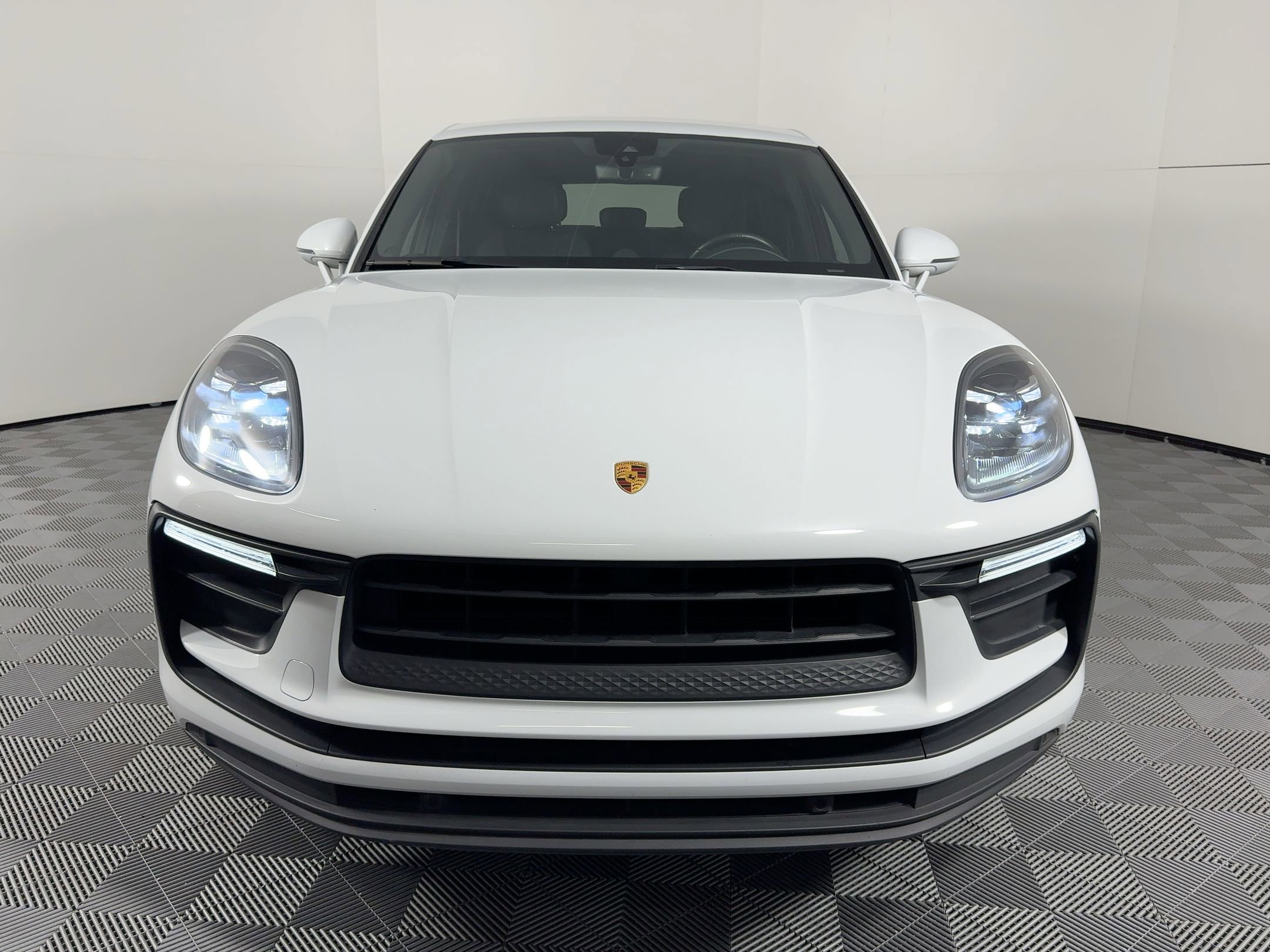 Certified 2022 Porsche Macan AWD/4WD image 6