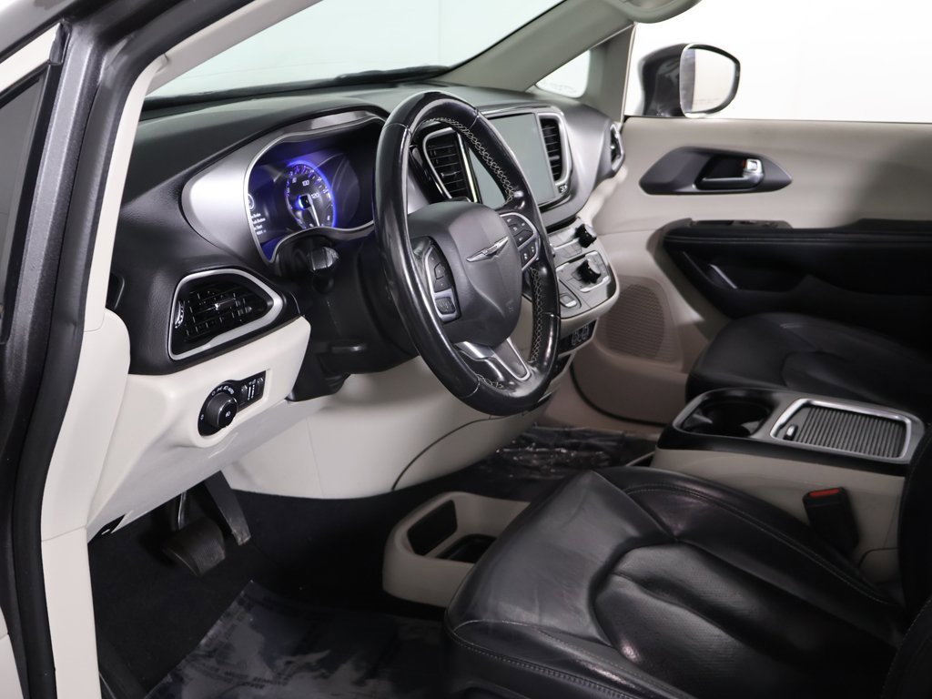 Used 2022 Chrysler Pacifica Touring-L image 21