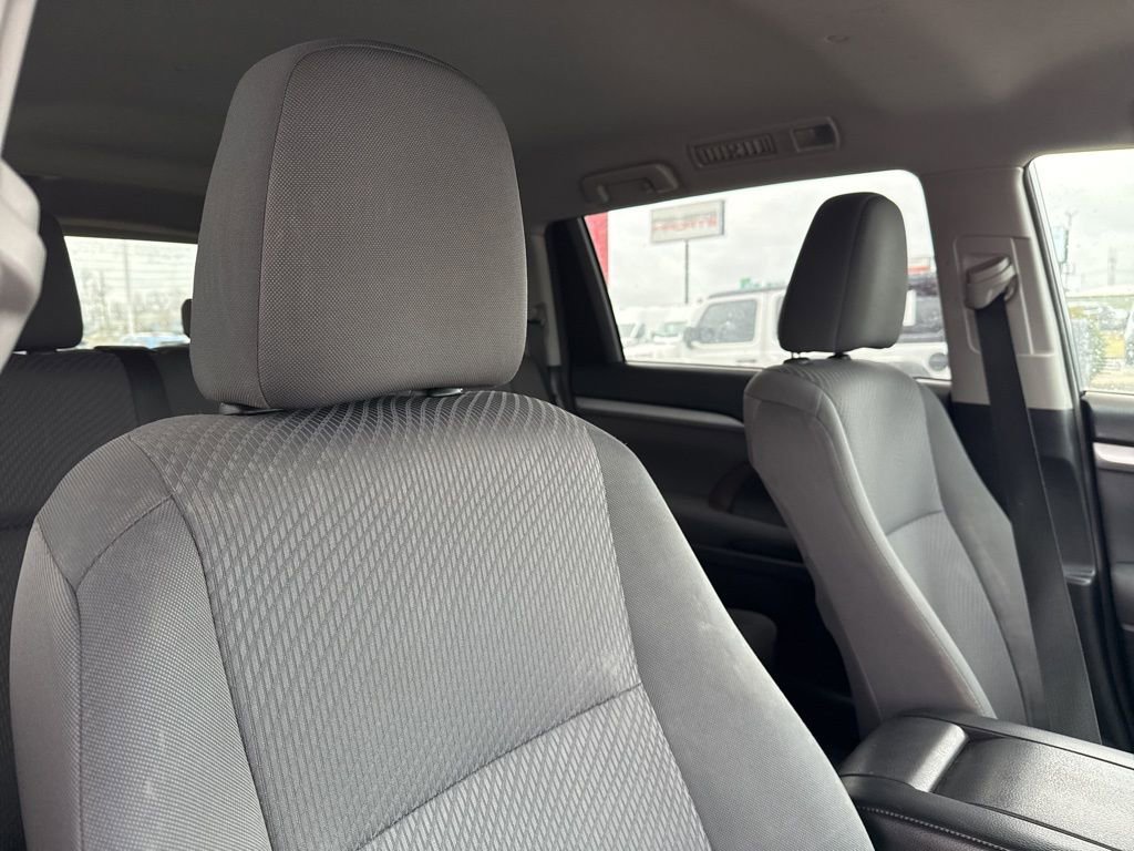 Used 2018 Toyota Highlander LE image 29