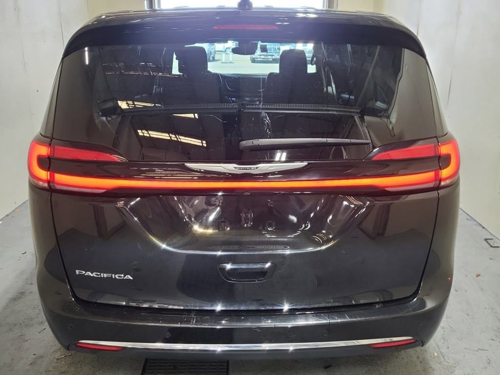 Used 2023 Chrysler Pacifica Touring-L FWD image 4