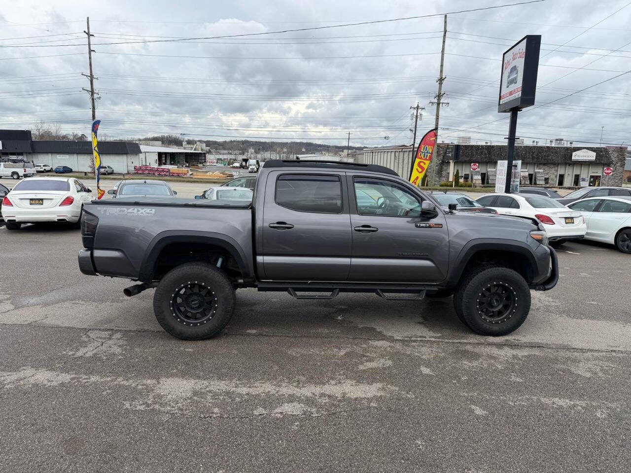 Used 2016 Toyota Tacoma TRD Off-Road w/ Premium & Technology Package AWD/4WD image 9