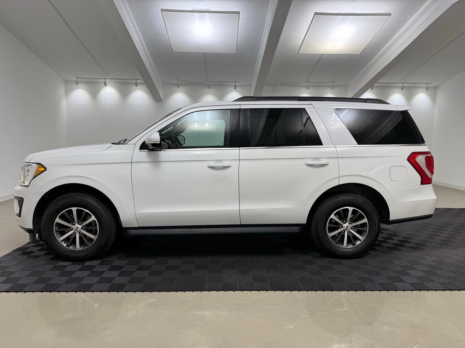Used 2019 Ford Expedition XLT w/ Equipment Group 201A AWD/4WD image 4
