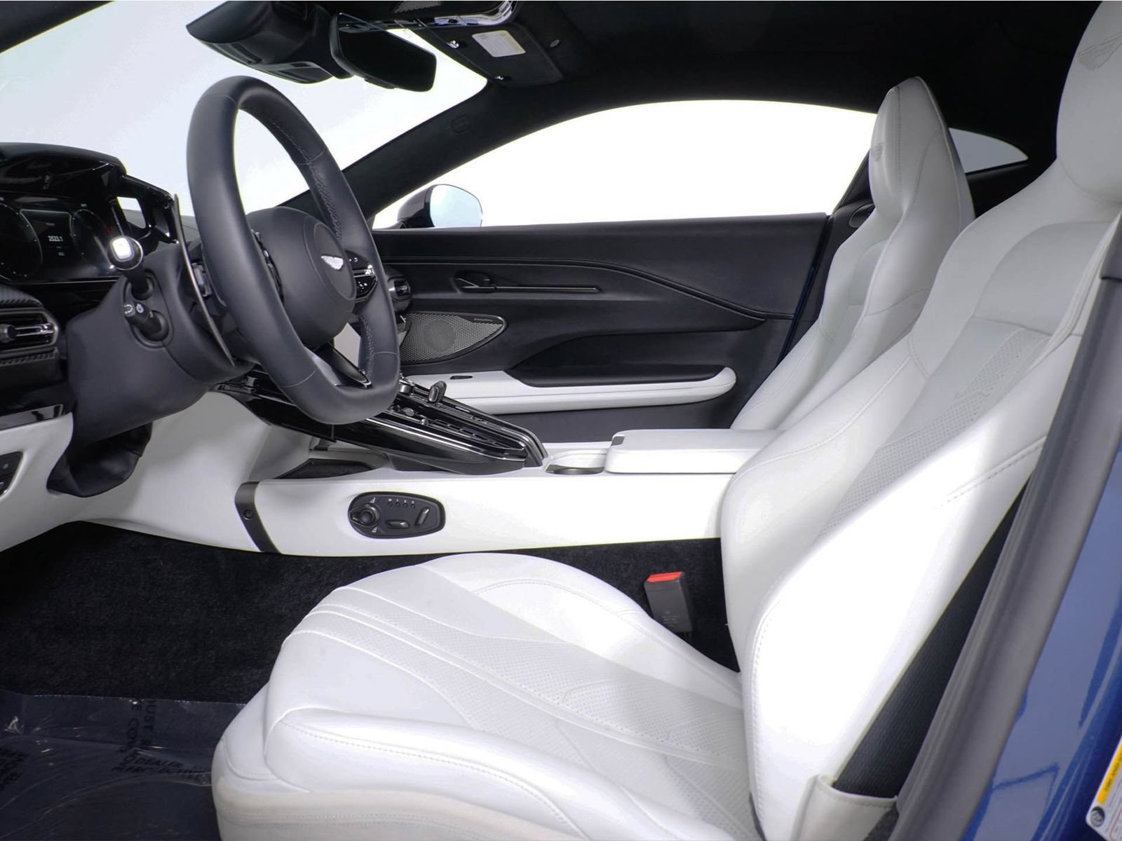 Used 2025 Aston Martin V8 Vantage Coupe RWD image 5
