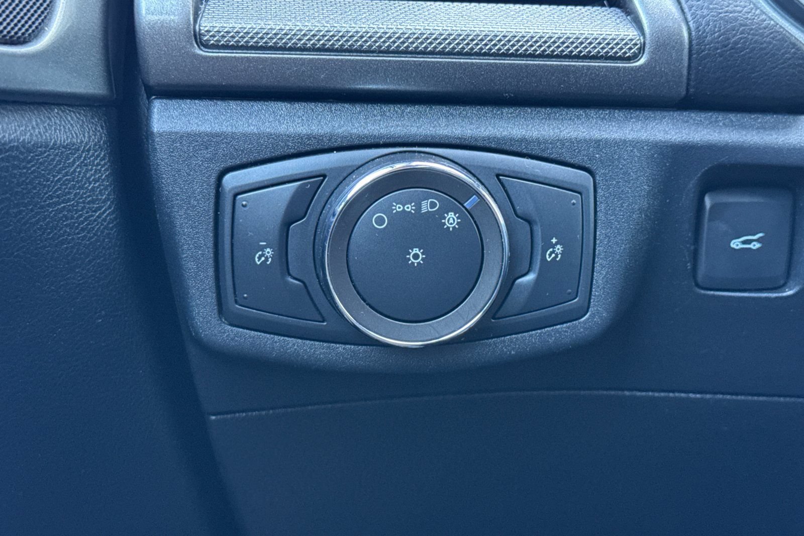 Used 2020 Ford Fusion SE FWD image 41