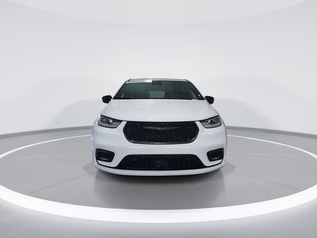 Used 2024 Chrysler Pacifica Select image 3