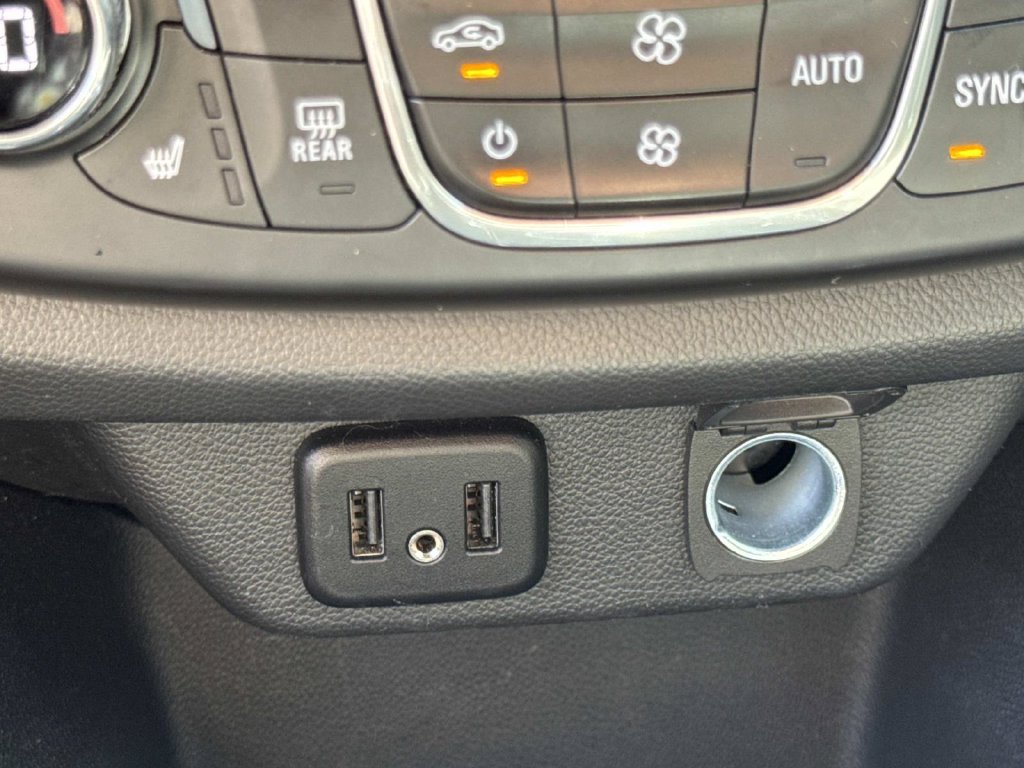 Used 2023 Chevrolet Traverse LT FWD image 27