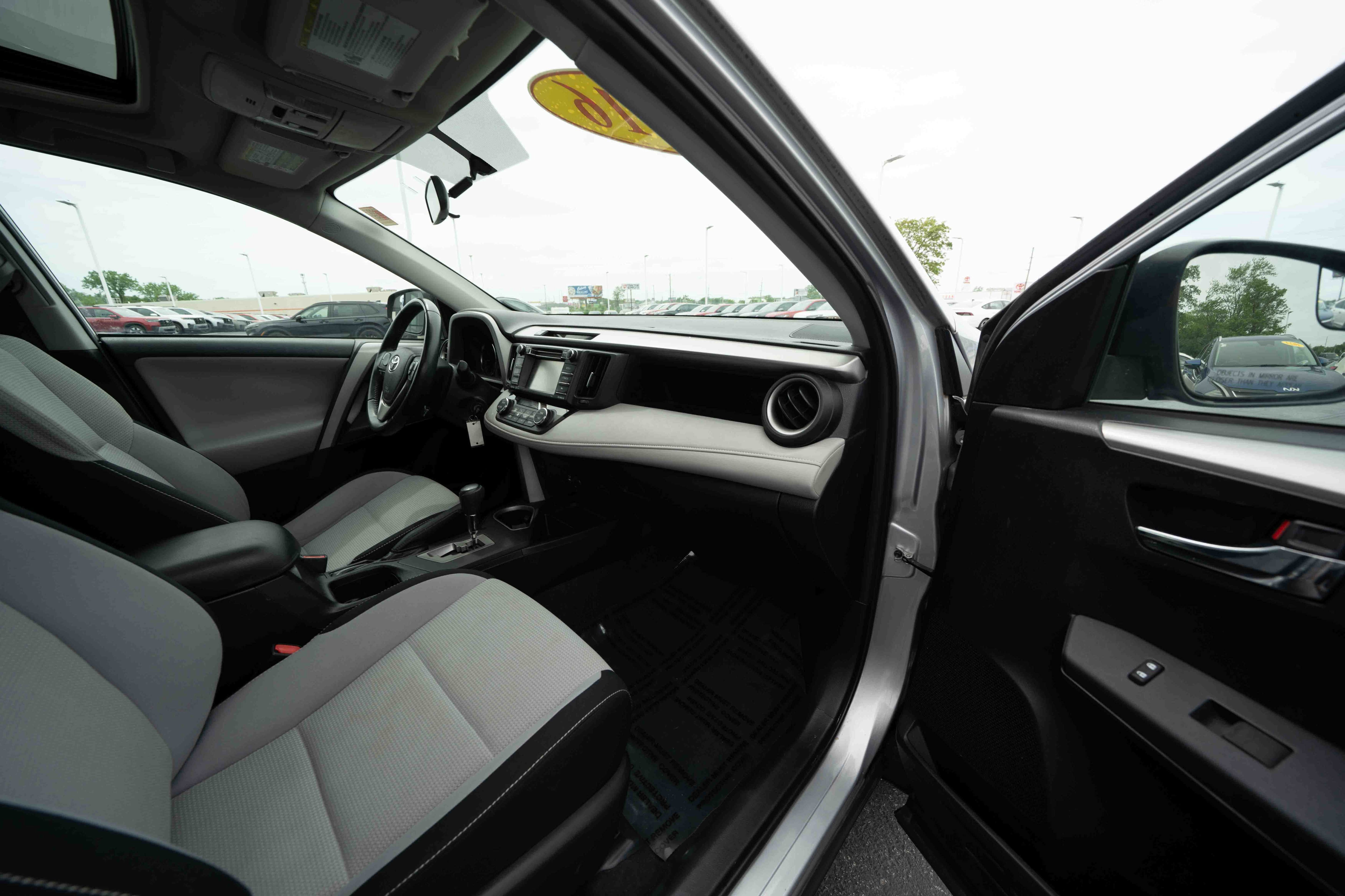 Used 2016 Toyota RAV4 XLE AWD/4WD image 26