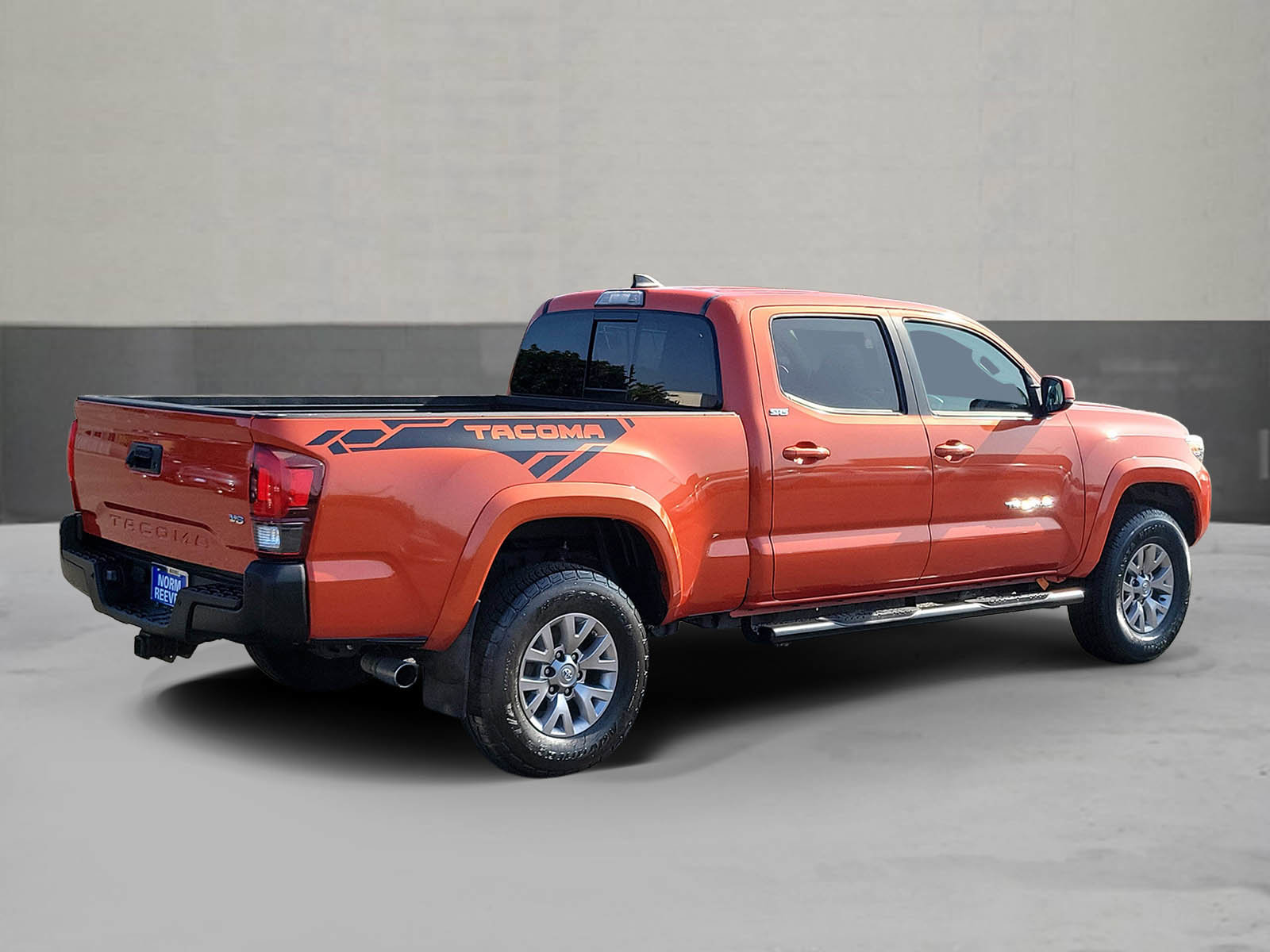 Used 2018 Toyota Tacoma SR5 RWD image 2