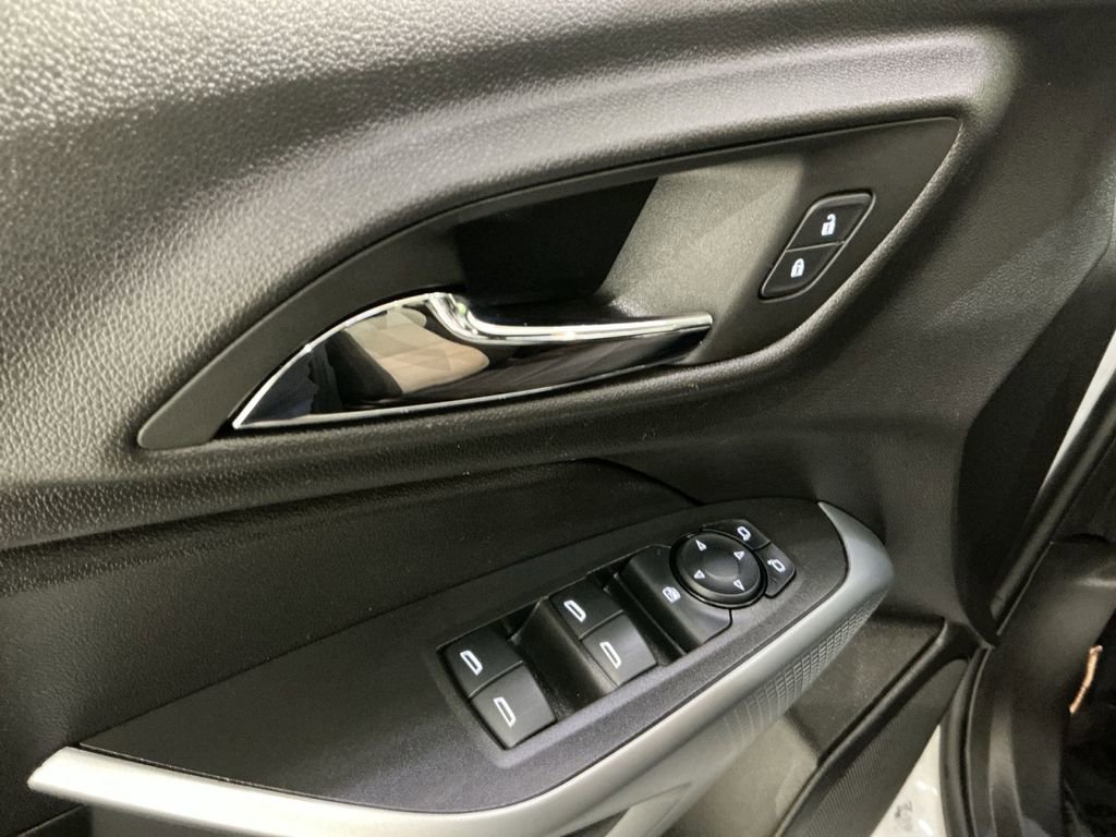 Used 2025 Chevrolet Trax RS w/ Driver Confidence Package image 23