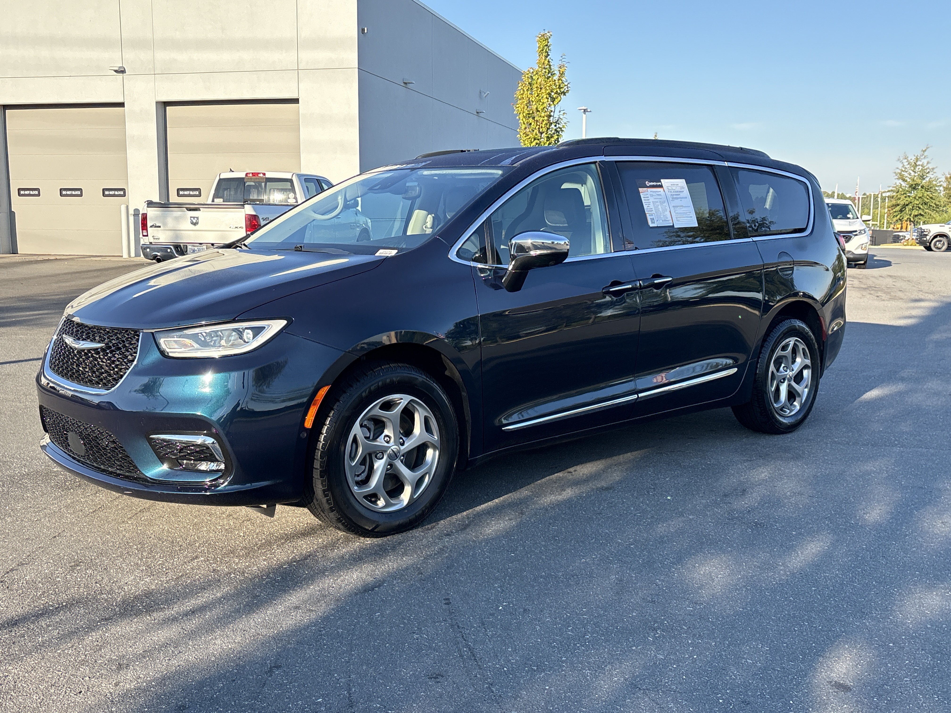 Used 2023 Chrysler Pacifica Limited w/ Uconnect Theater Family Group AWD/4WD image 5
