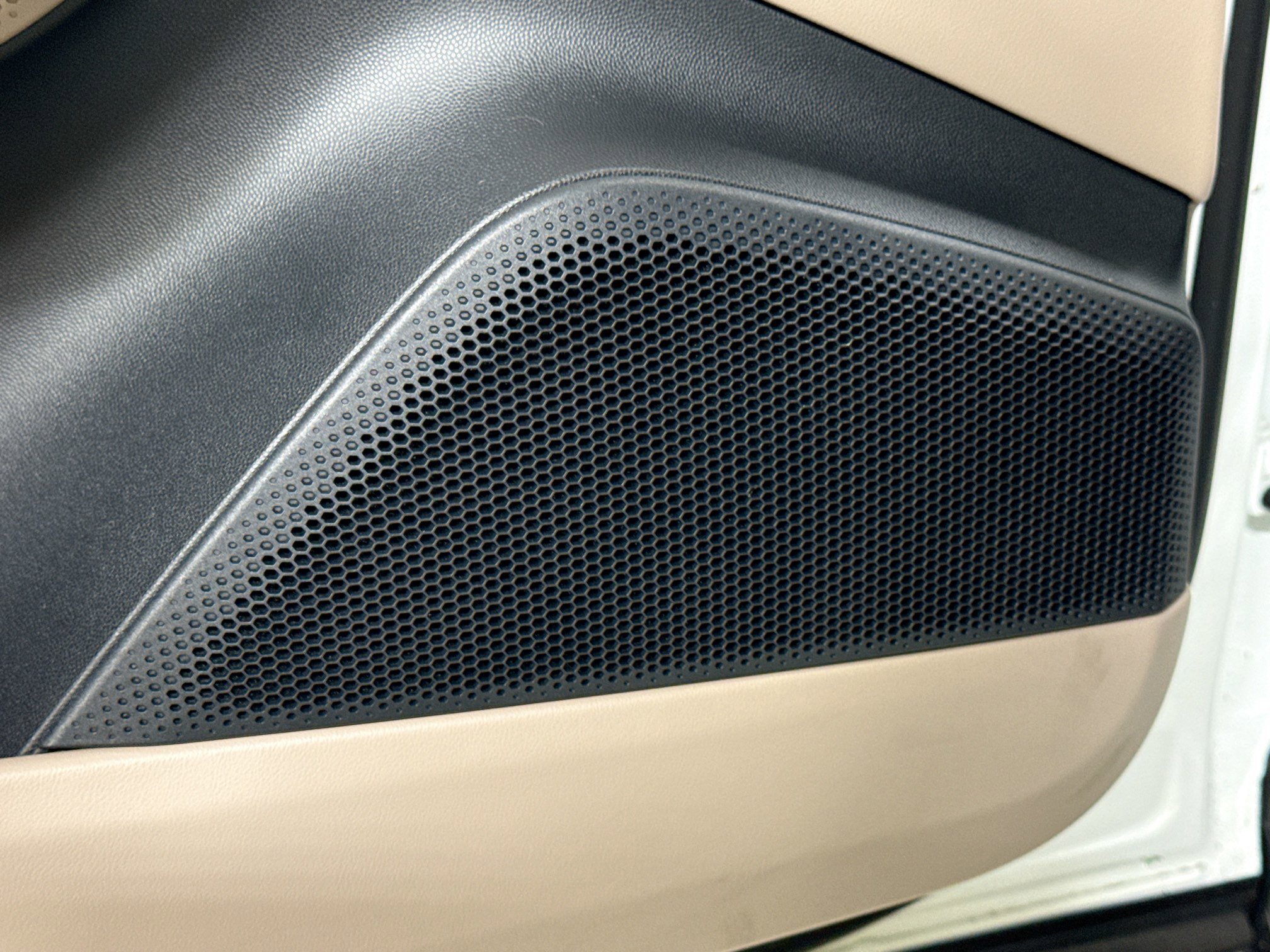 Certified 2025 Porsche Macan 4 Electric image 24