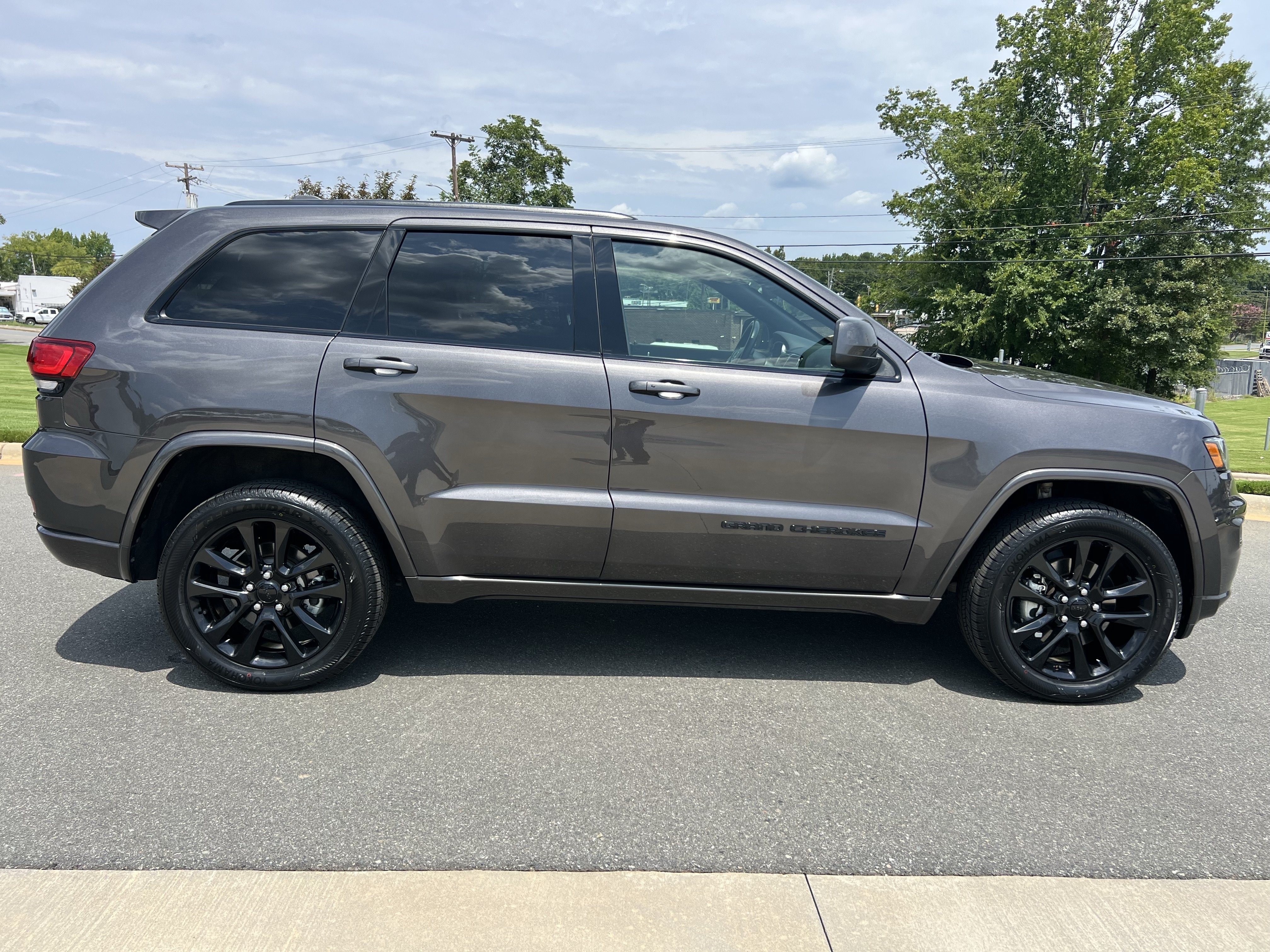 Used 2021 Jeep Grand Cherokee Laredo X AWD/4WD image 10