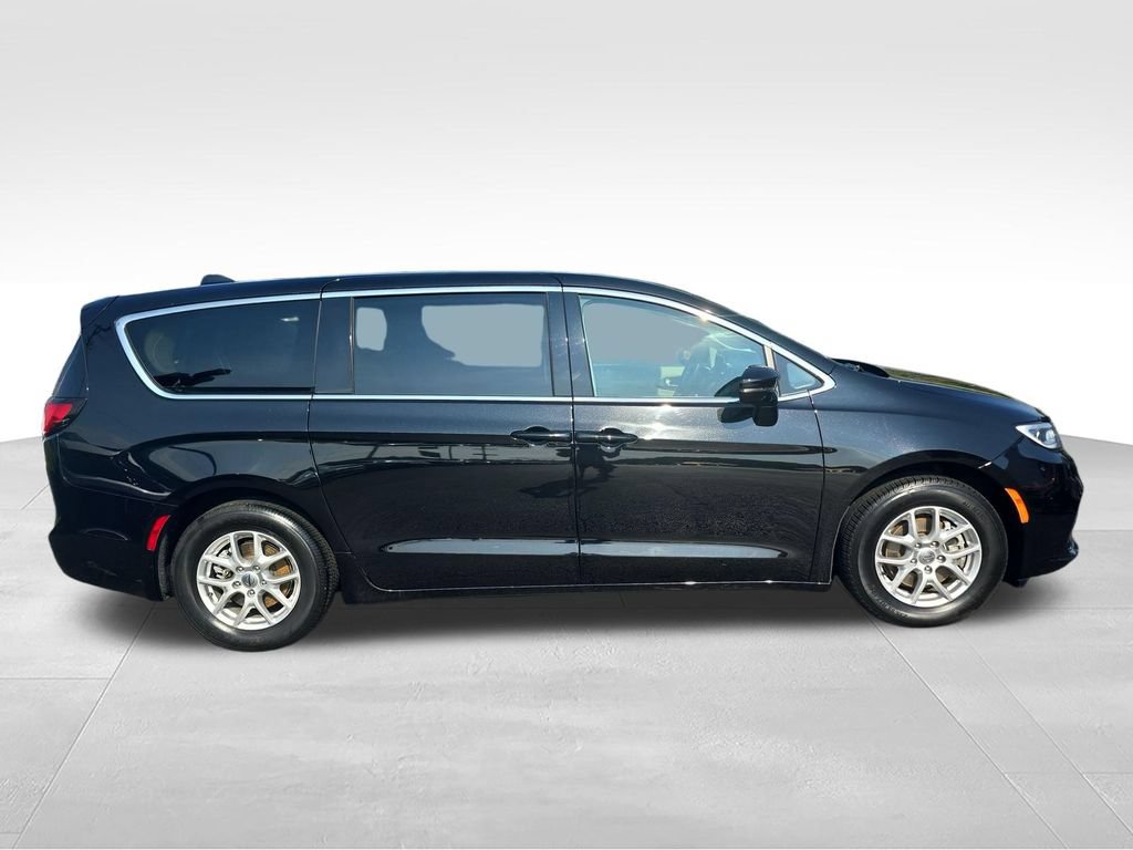Used 2024 Chrysler Pacifica Touring-L FWD image 6