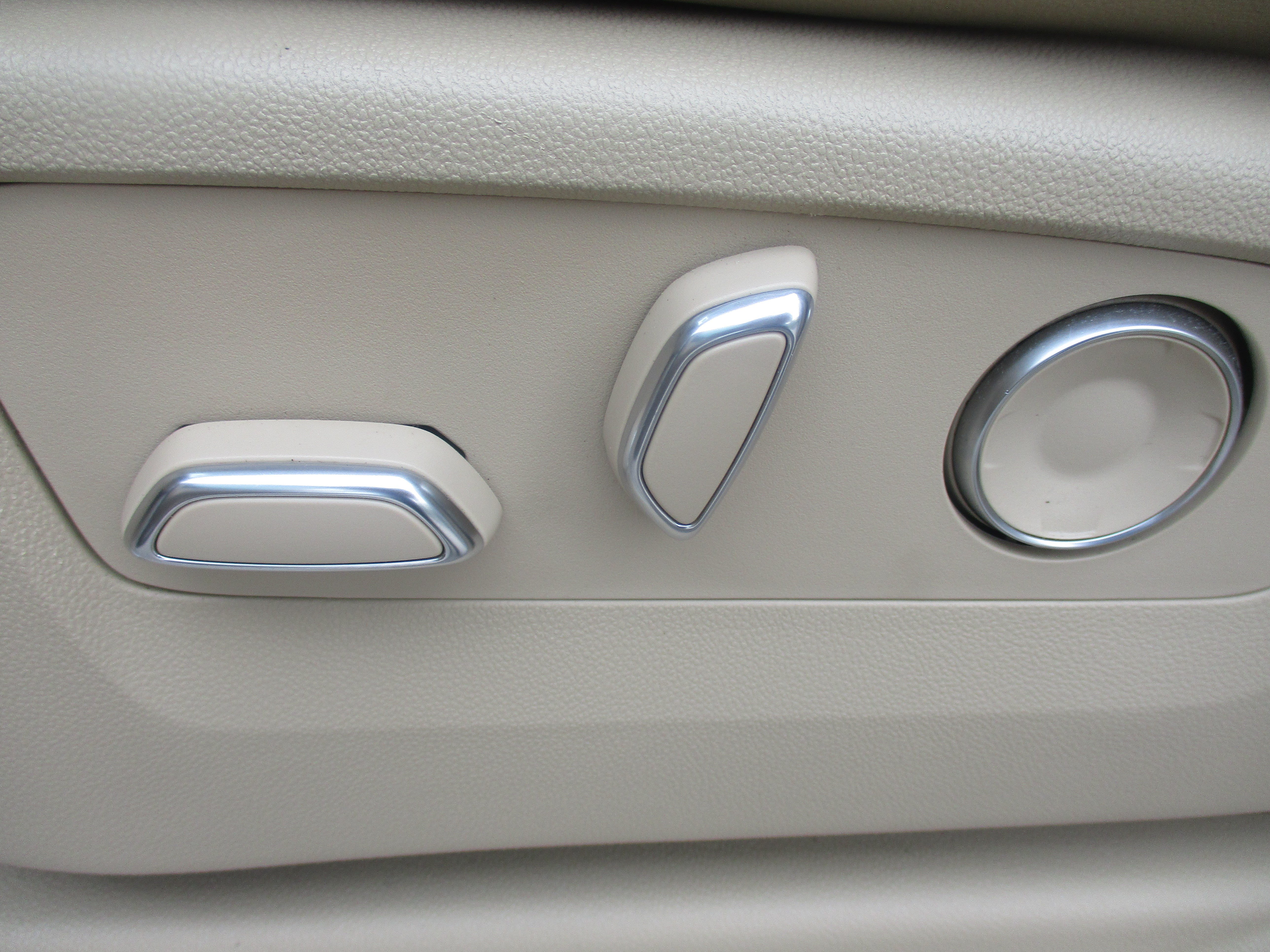 Used 2023 Cadillac Escalade ESV Premium Luxury w/ LPO, Illumination Package AWD/4WD image 15