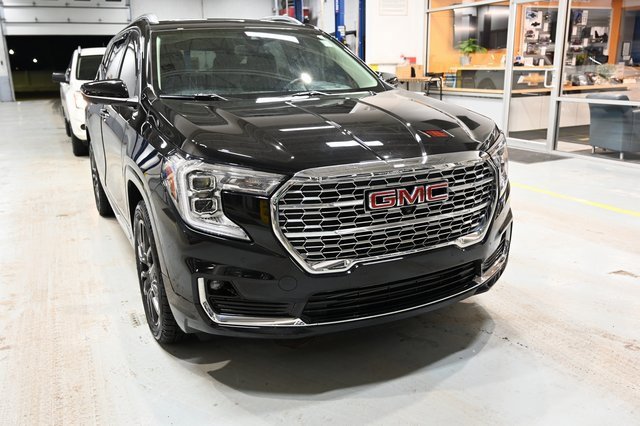 Used 2022 GMC Terrain Denali w/ Black Diamond Edition image 3