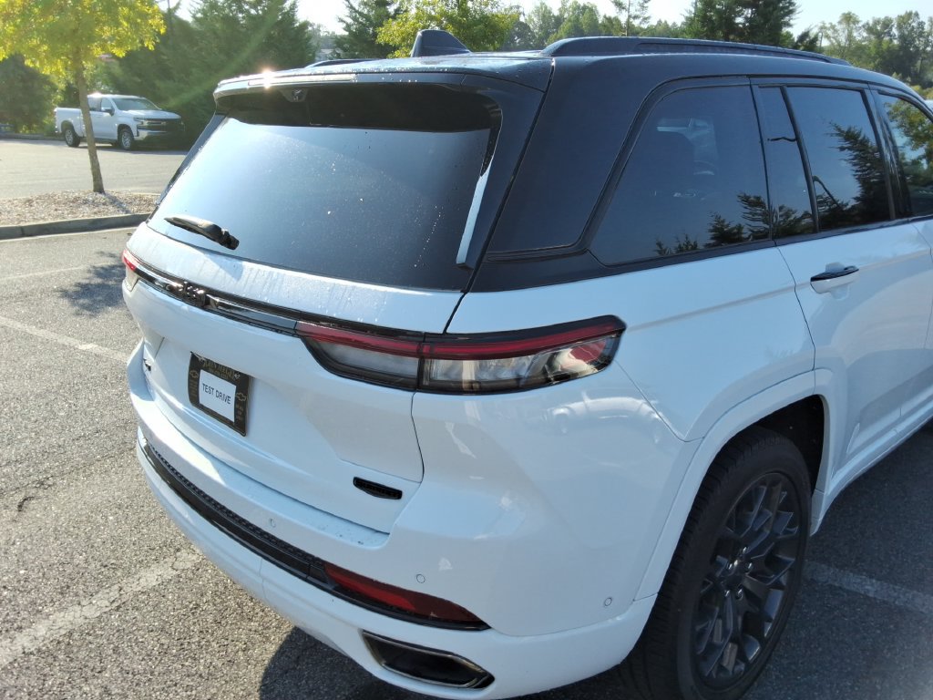 Used 2025 Jeep Grand Cherokee Summit AWD/4WD image 14