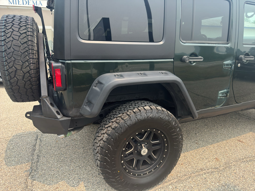 Used 2011 Jeep Wrangler Unlimited Rubicon w/ Connectivity Group AWD/4WD image 16