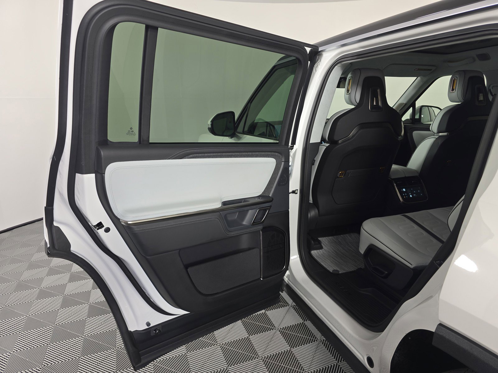 Used 2023 Rivian R1S Adventure image 16