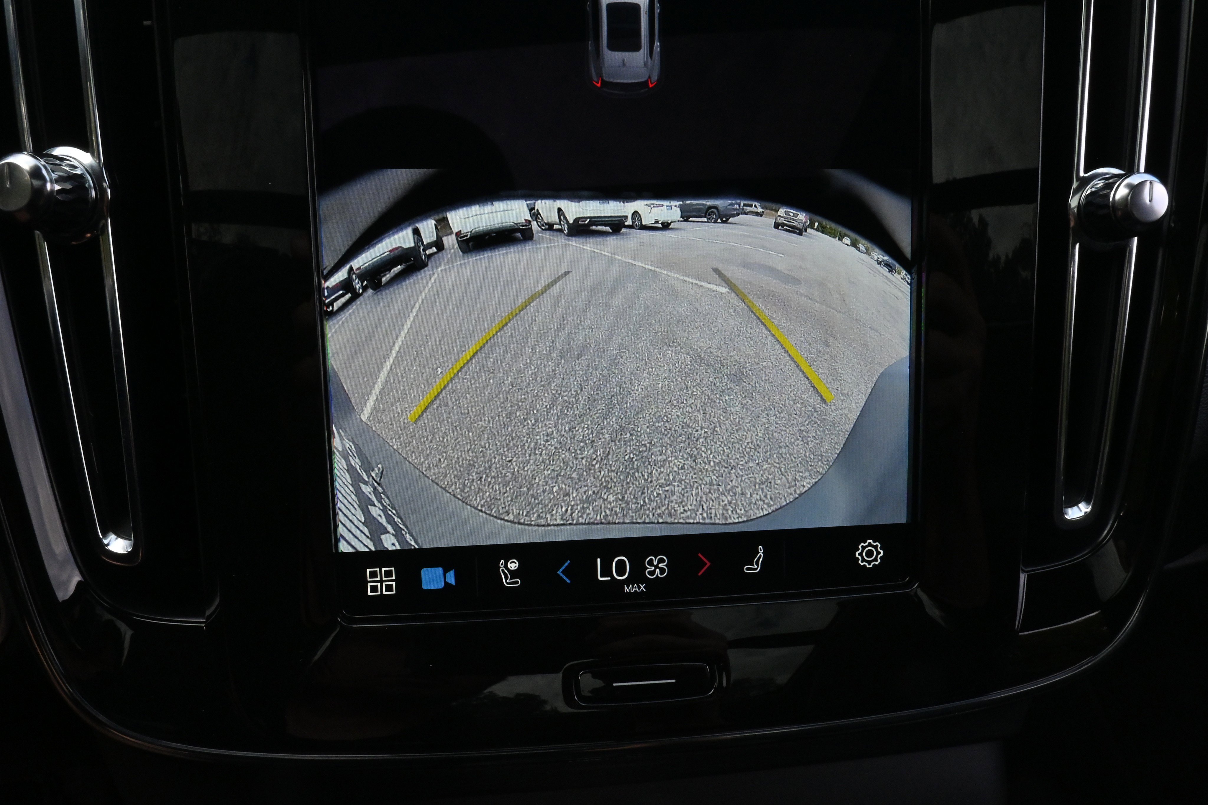 Used 2025 Volvo XC40 B5 Core image 29