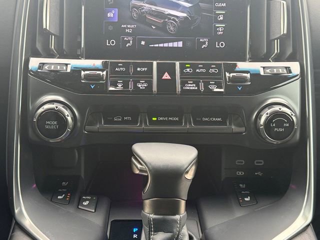 Used 2025 Lexus LX 600 4WD w/ Accessory Package (2T) image 4