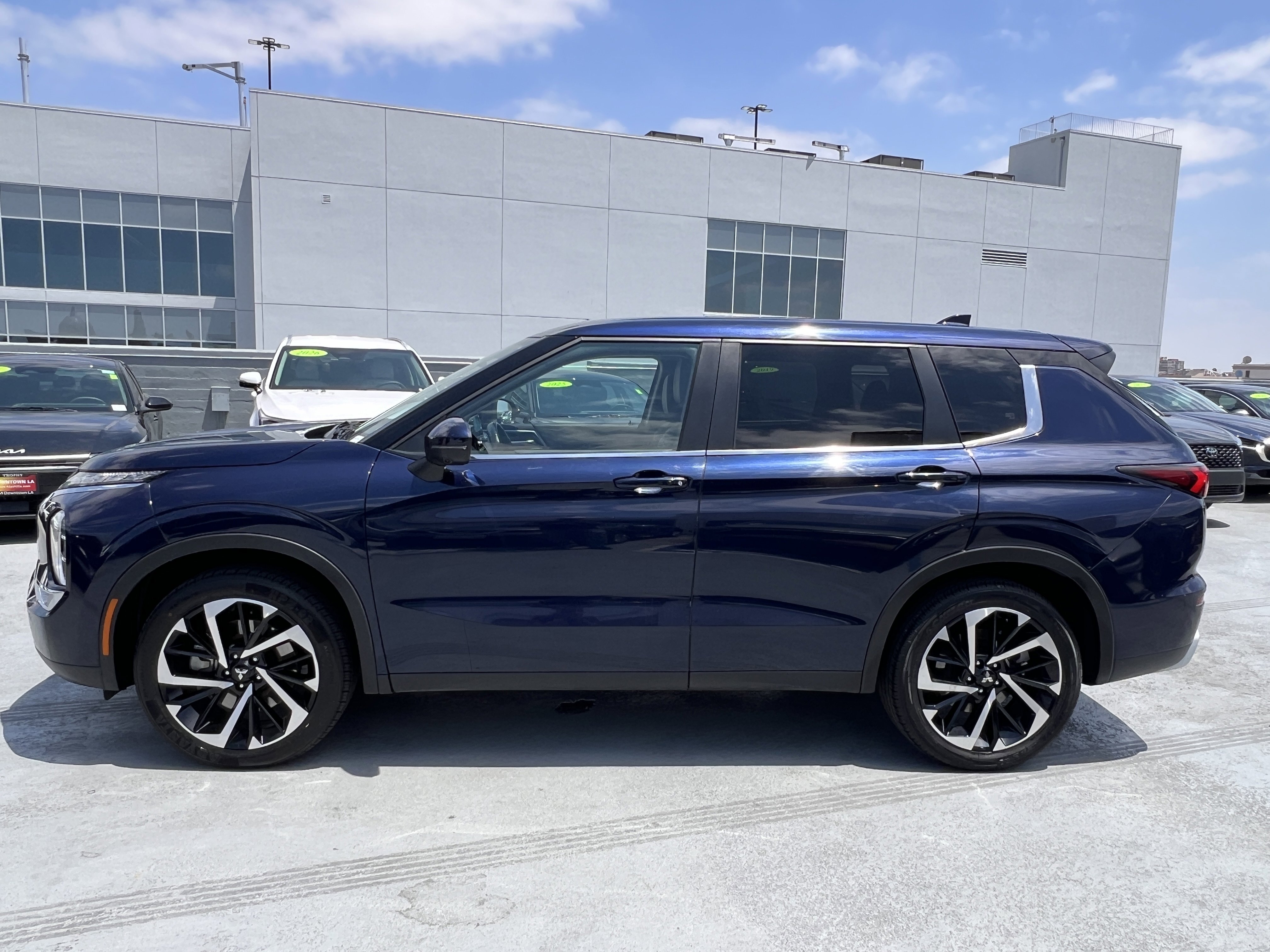 Used 2024 Mitsubishi Outlander FWD image 3