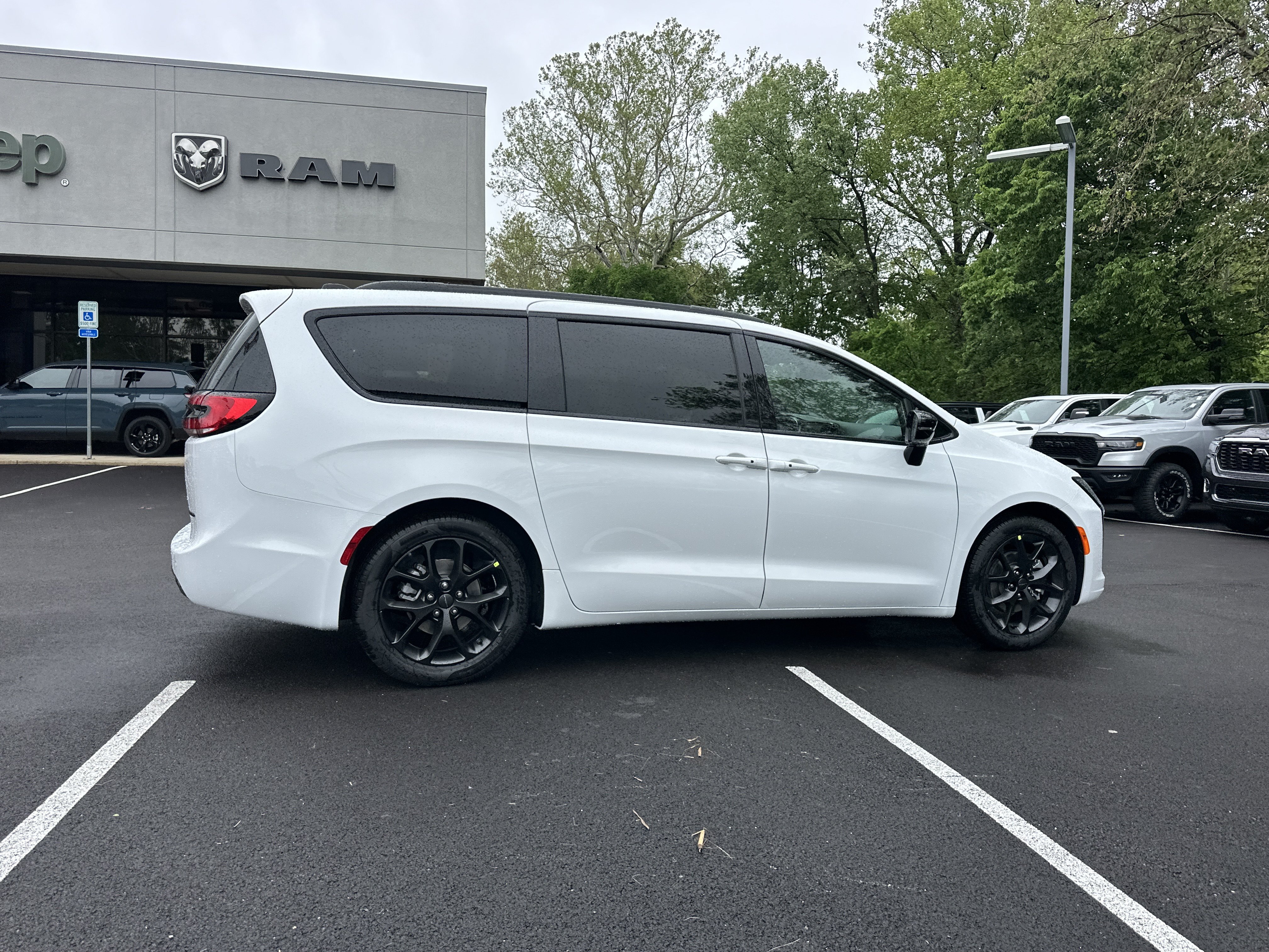 New 2027 Chrysler Pacifica Limited FWD image 18