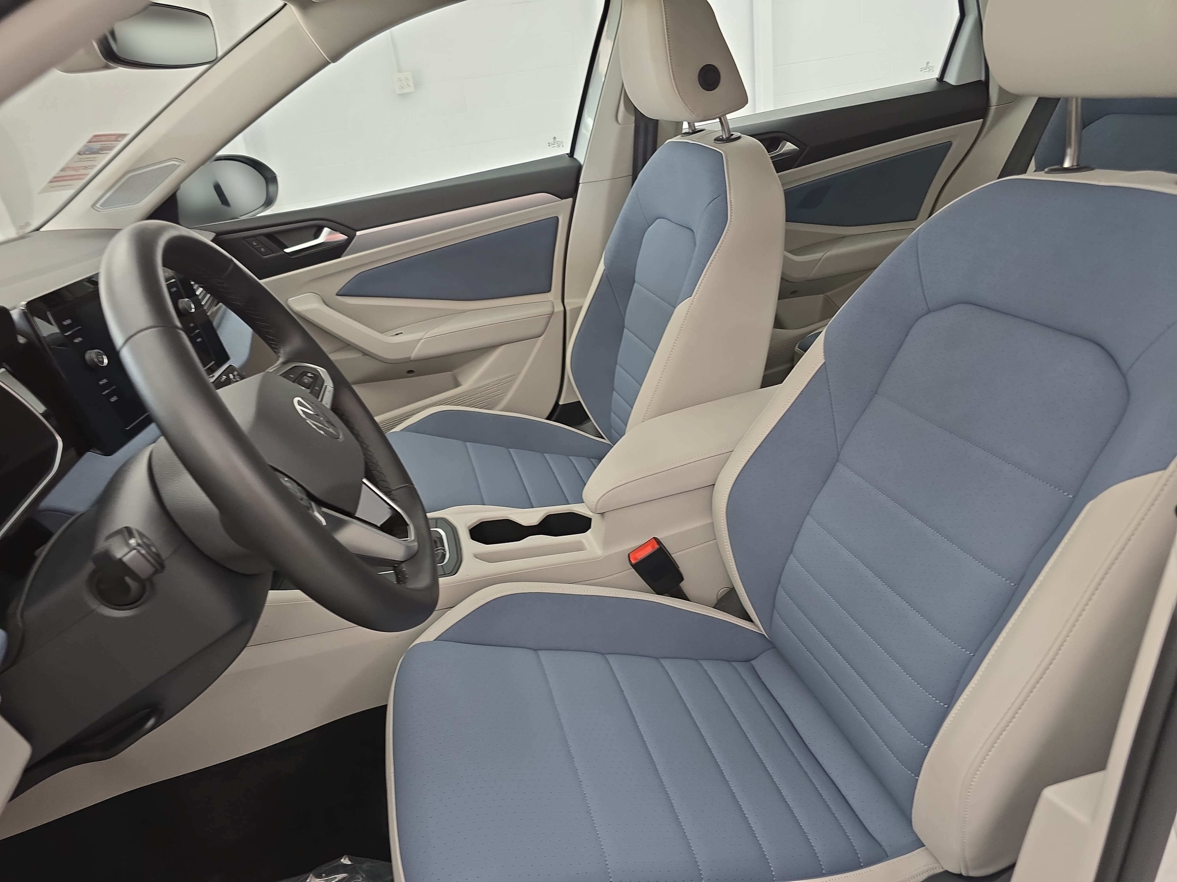 Certified 2025 Volkswagen Jetta SE w/ Sunroof Package FWD image 14