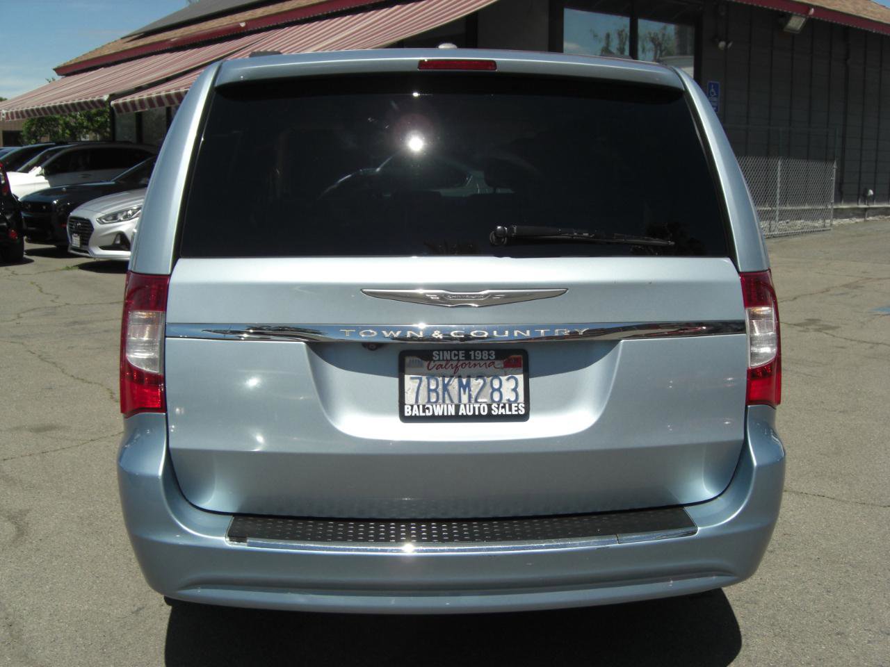 Used 2013 Chrysler Town & Country Touring FWD image 11