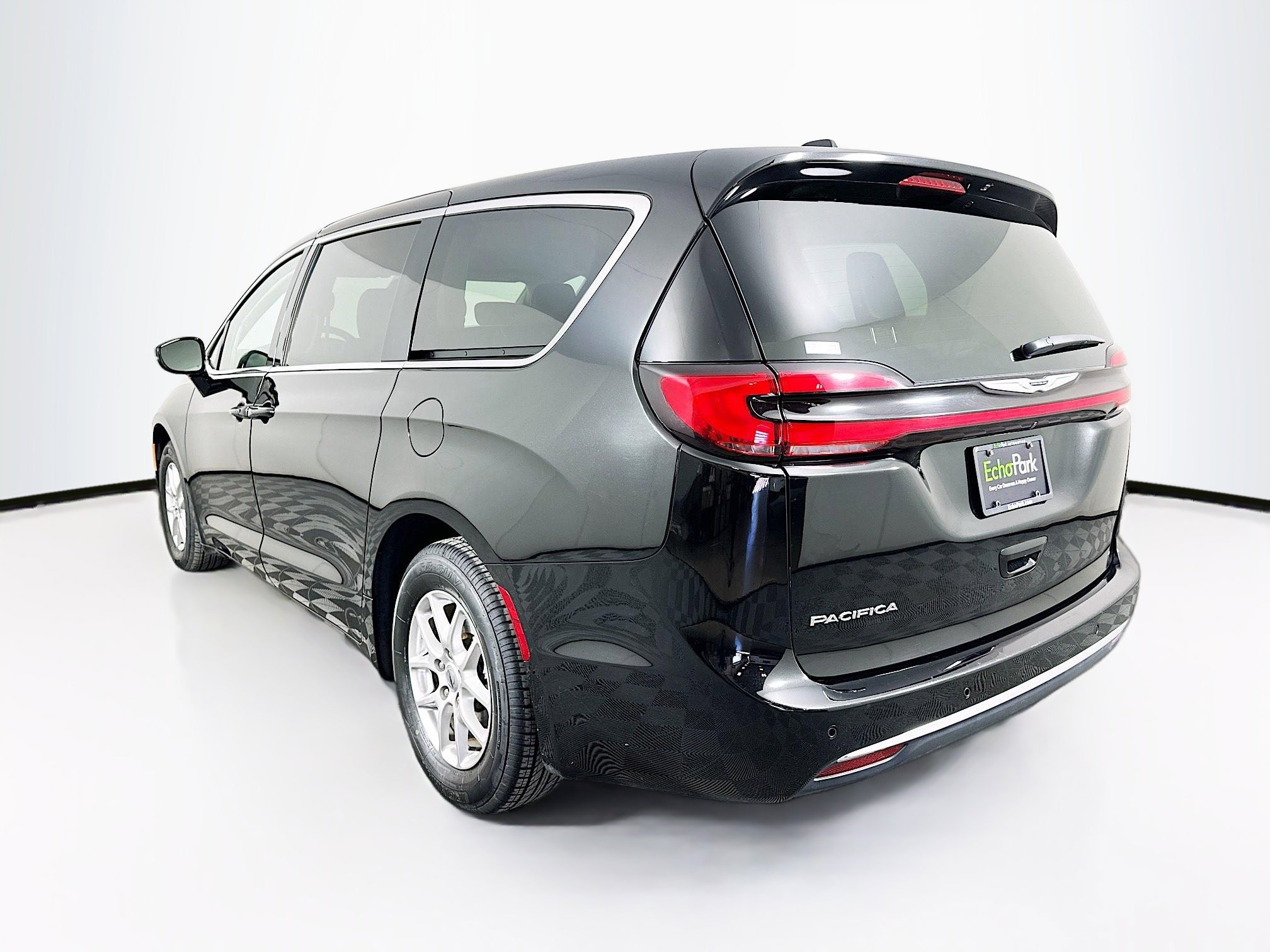 Used 2024 Chrysler Pacifica Touring-L image 5