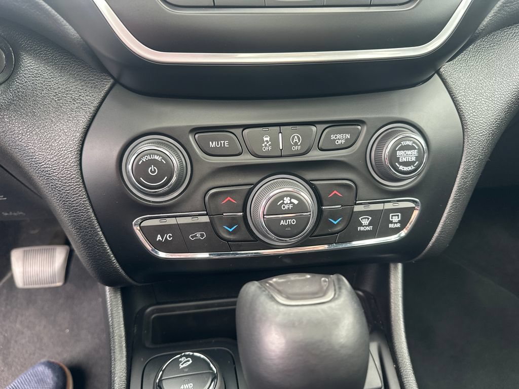 Used 2021 Jeep Cherokee Latitude Lux w/ Sun & Sound Group AWD/4WD image 18