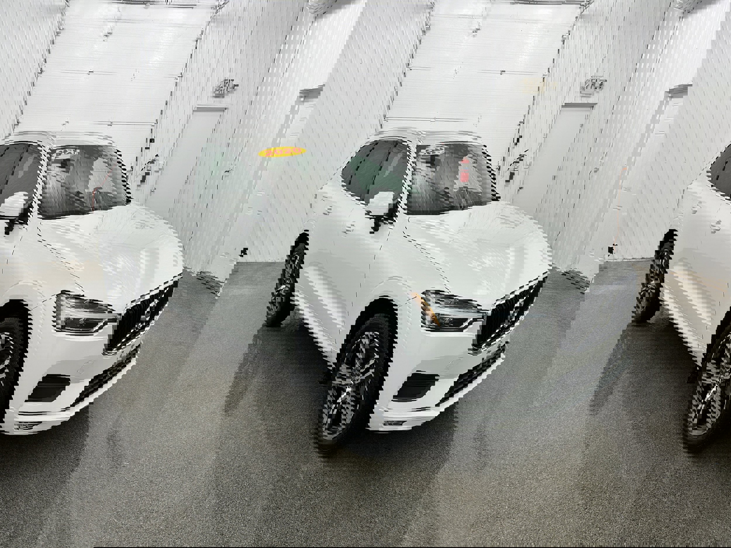 Used 2020 Volvo XC60 T6 Momentum image 2