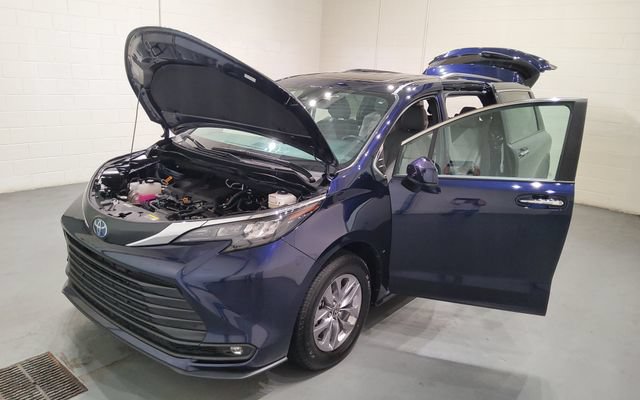 Used 2025 Toyota Sienna XLE FWD image 12