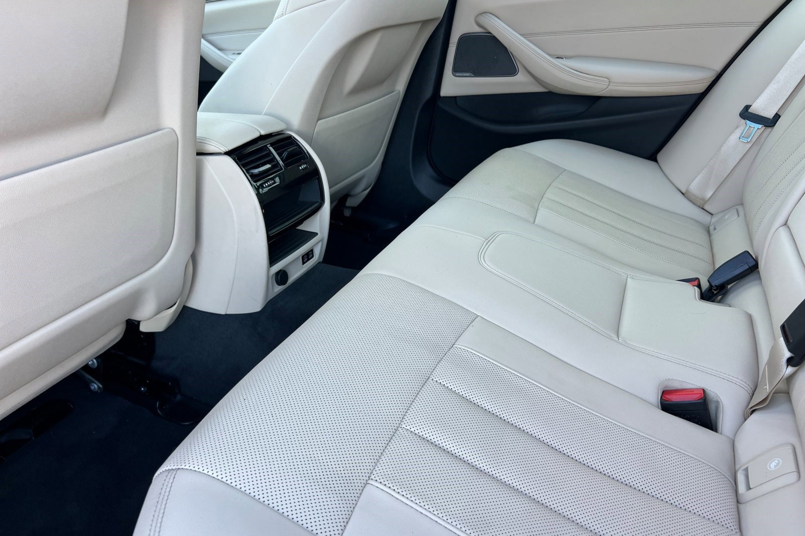 Certified 2023 BMW 530i xDrive w/ Executive Package image 27