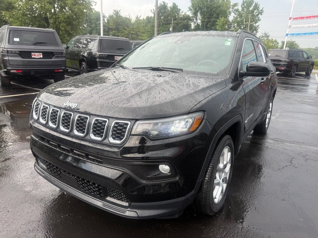 Used 2024 Jeep Compass Latitude AWD/4WD image 8