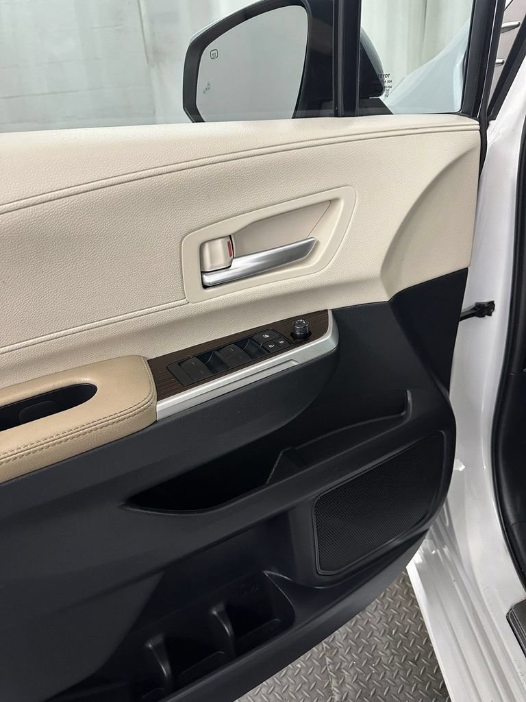 Used 2022 Toyota Sienna XLE w/ XLE Plus Package FWD image 9