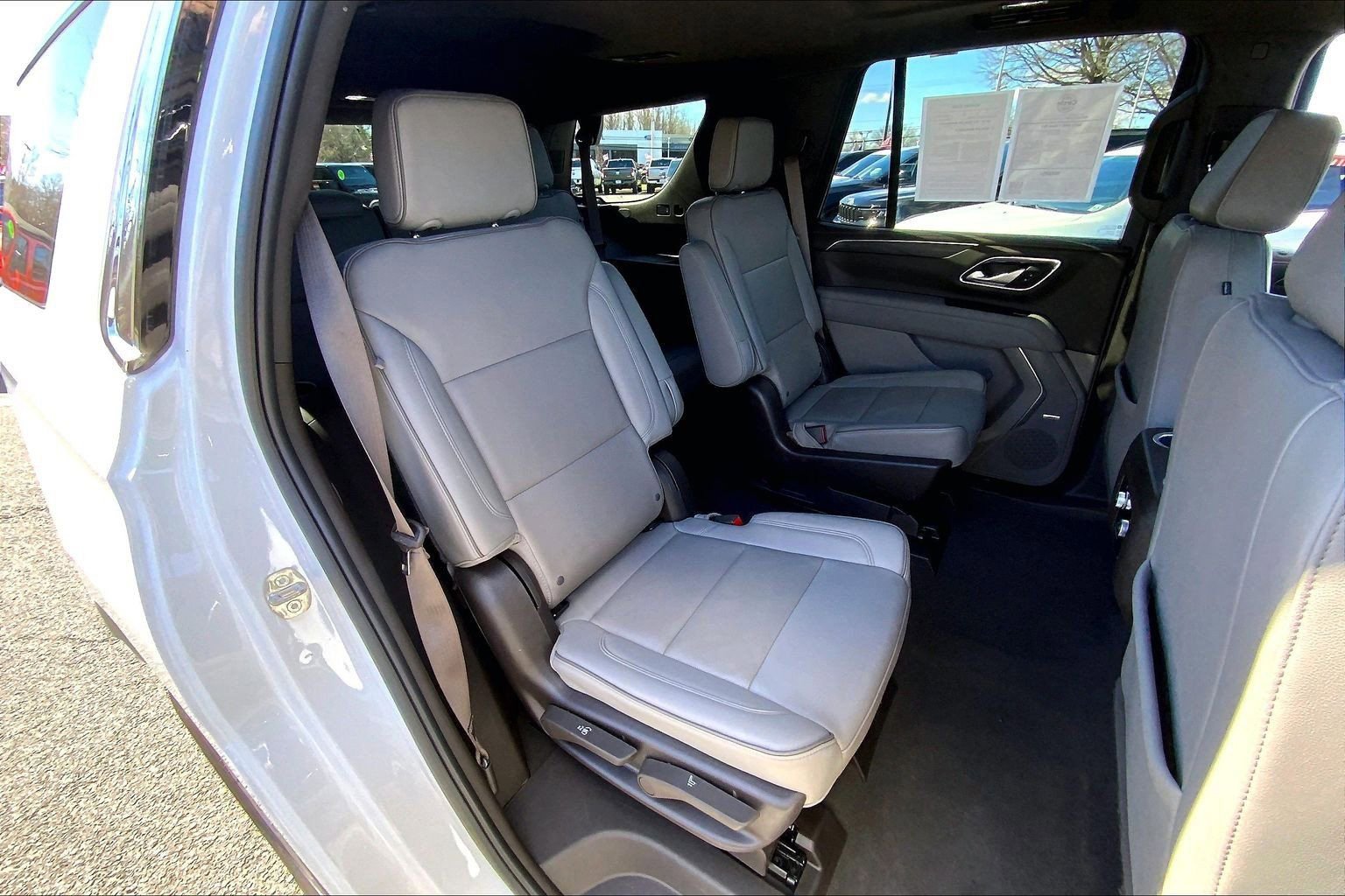 Used 2022 GMC Yukon SLT w/ SLT Premium Package image 19