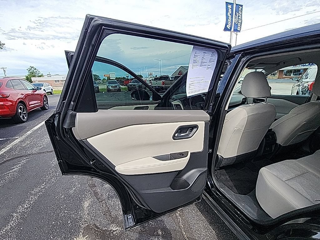 Used 2025 Nissan Rogue SV AWD/4WD image 17