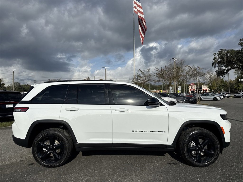 New 2025 Jeep Grand Cherokee Altitude image 2