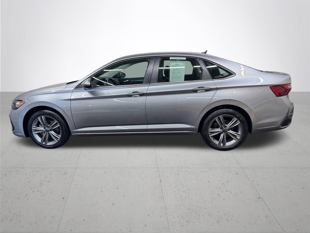 Used 2024 Volkswagen Jetta SE FWD image 3