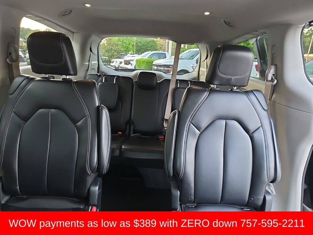 Used 2023 Chrysler Pacifica Touring-L image 15