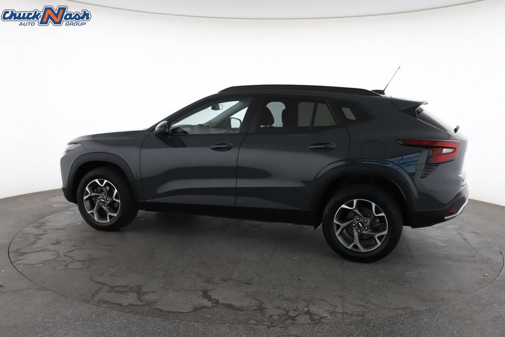 Used 2025 Chevrolet Trax LT FWD image 8