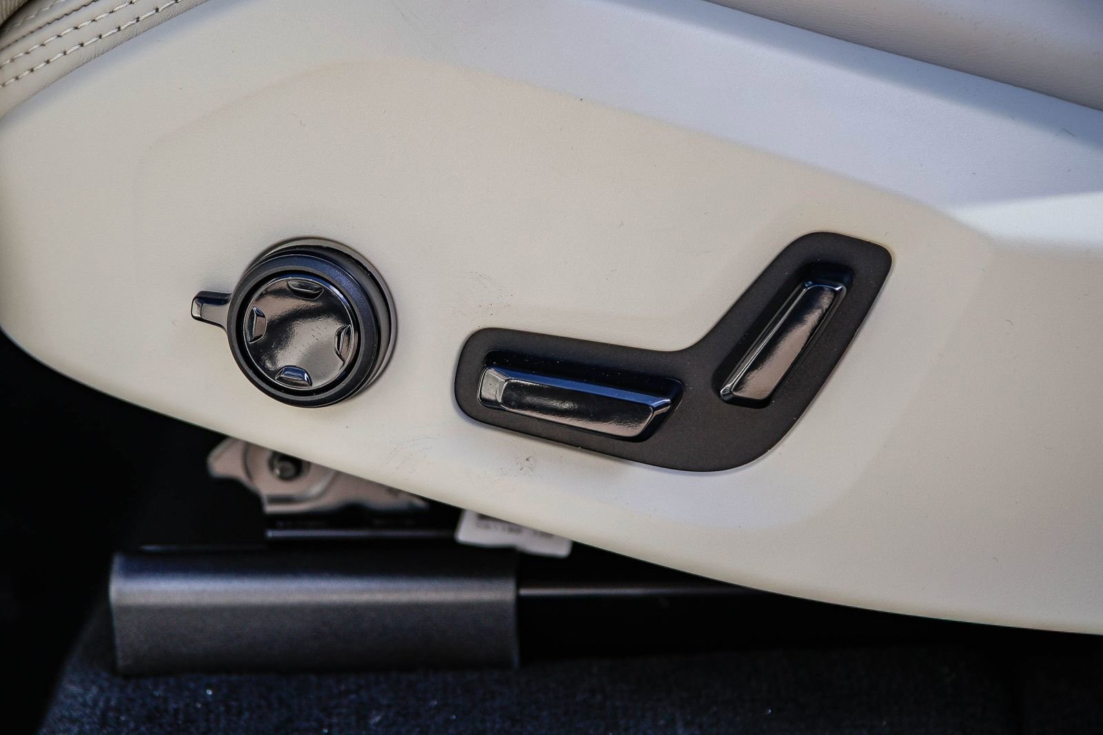 New 2026 Volvo XC90 T8 Ultra w/ Protection Package Premier image 23