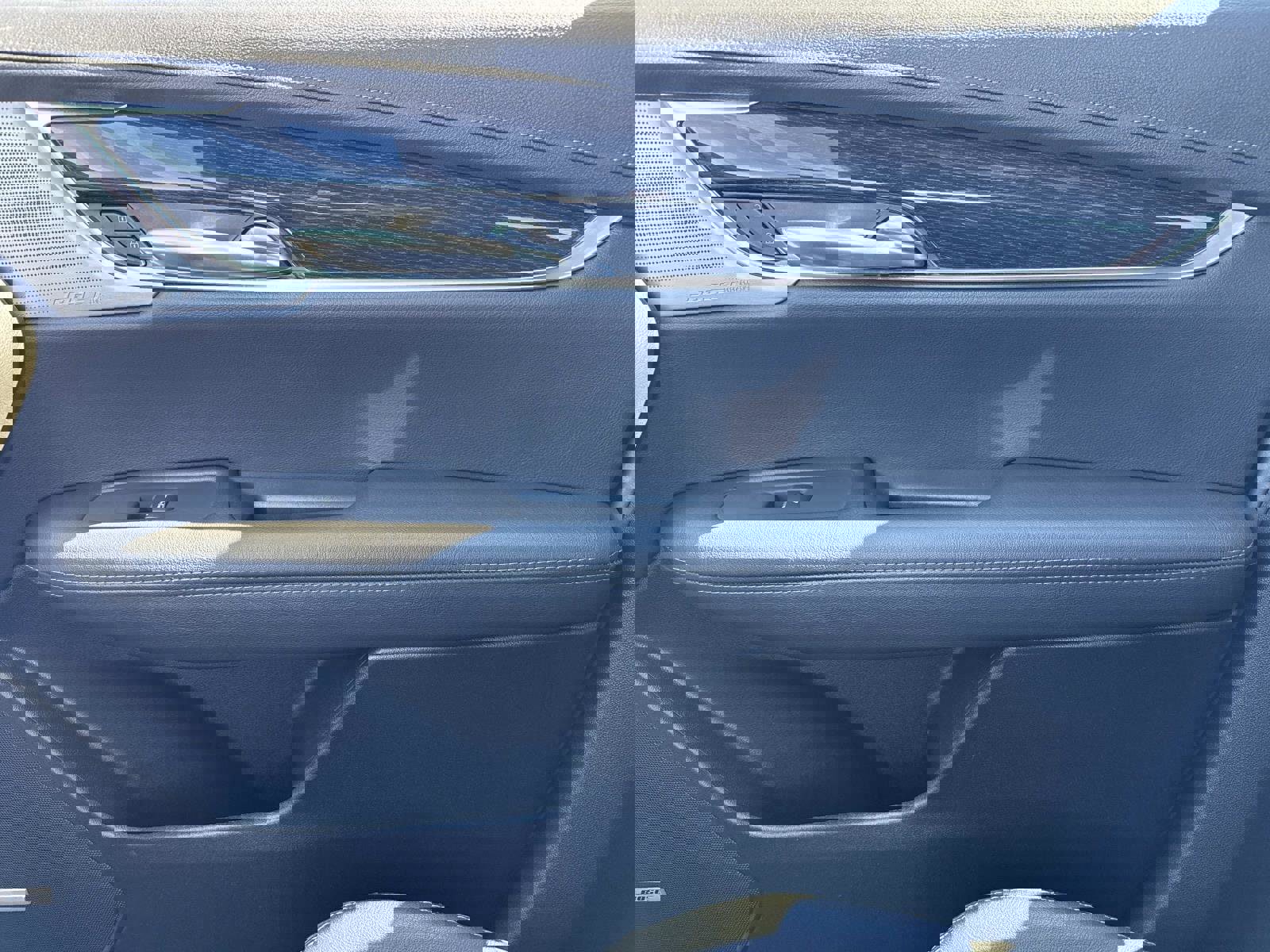 Certified 2025 Cadillac XT5 Premium Luxury image 23