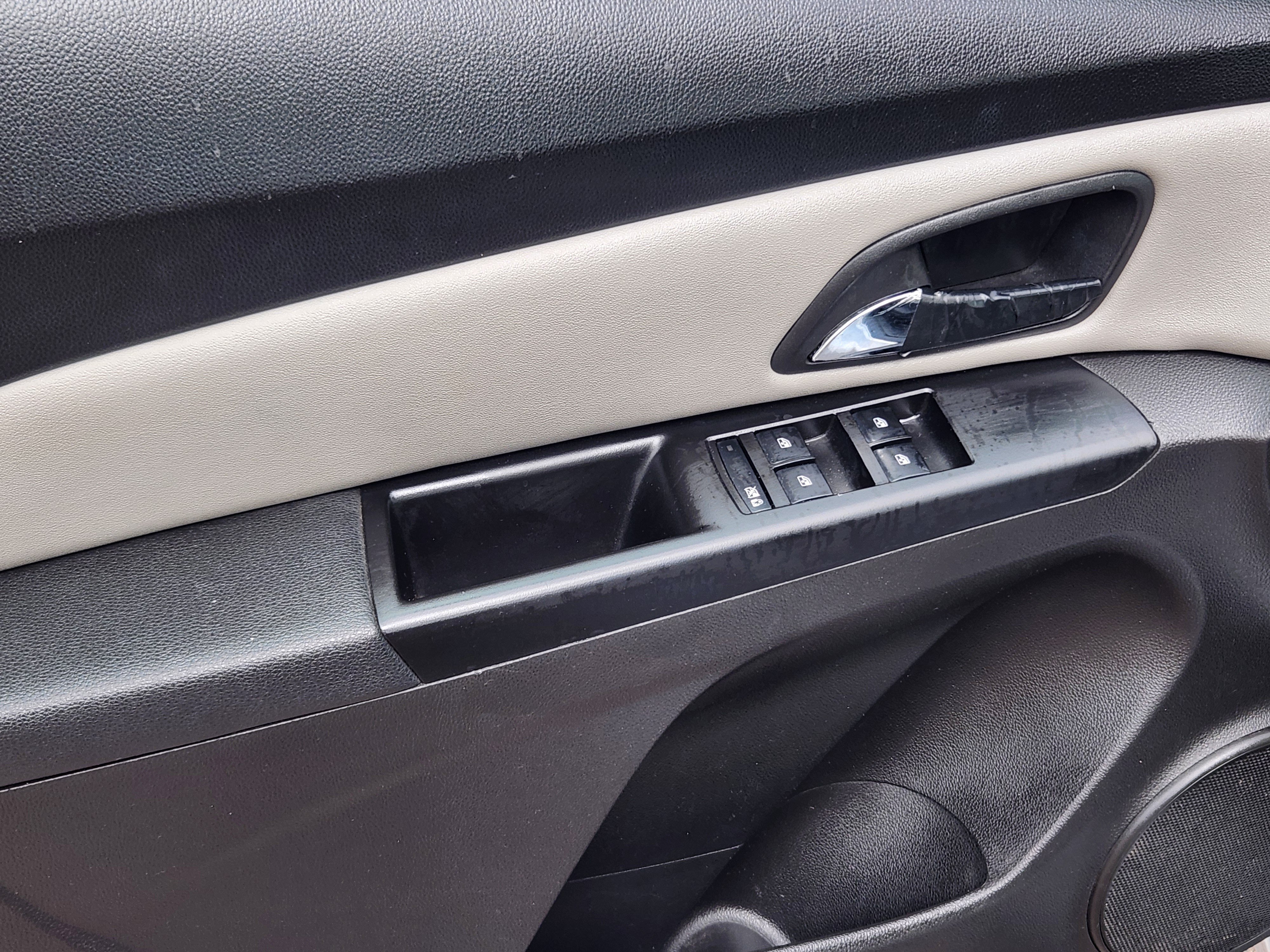 Used 2011 Chevrolet Cruze LS FWD image 16
