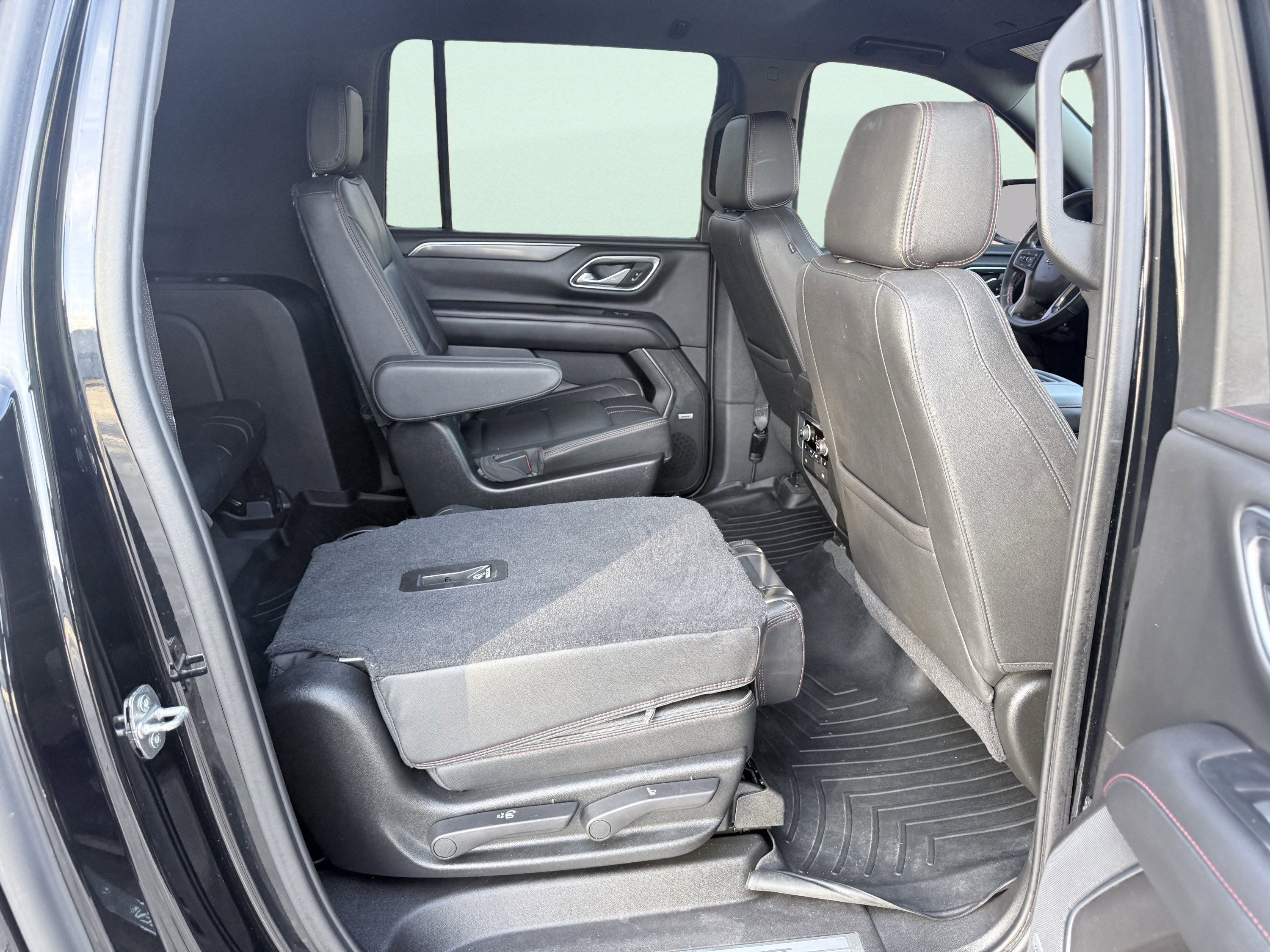 Used 2021 Chevrolet Suburban RST w/ Luxury Package AWD/4WD image 32