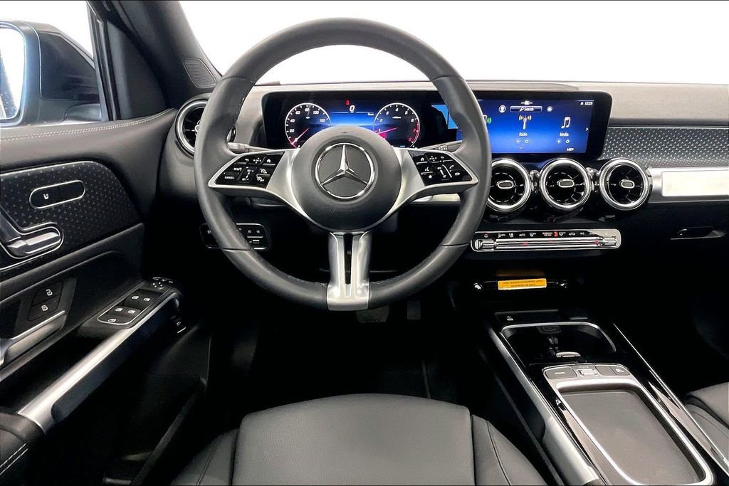 Used 2026 Mercedes-Benz GLB 250 4MATIC image 5