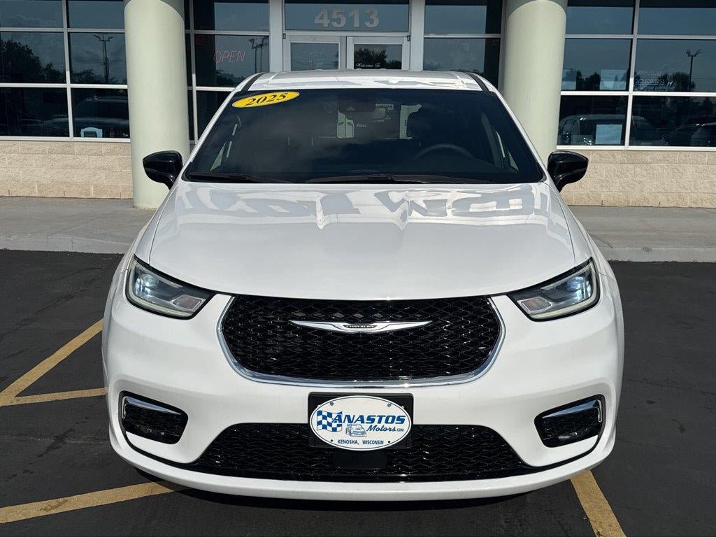 Used 2025 Chrysler Pacifica Select FWD image 2