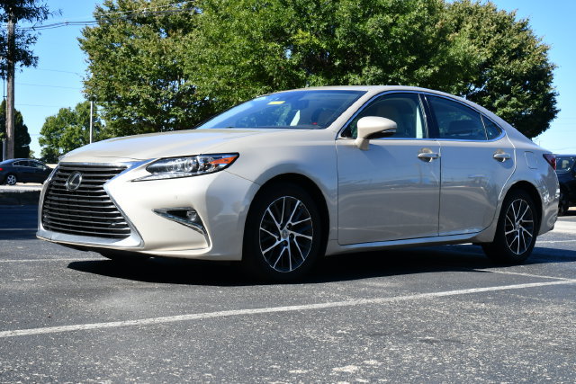 Used 2017 Lexus ES 350 w/ Luxury Package FWD image 3