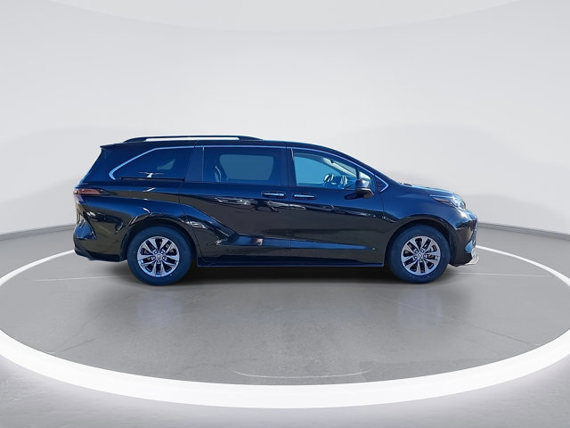 Used 2024 Toyota Sienna XLE image 11