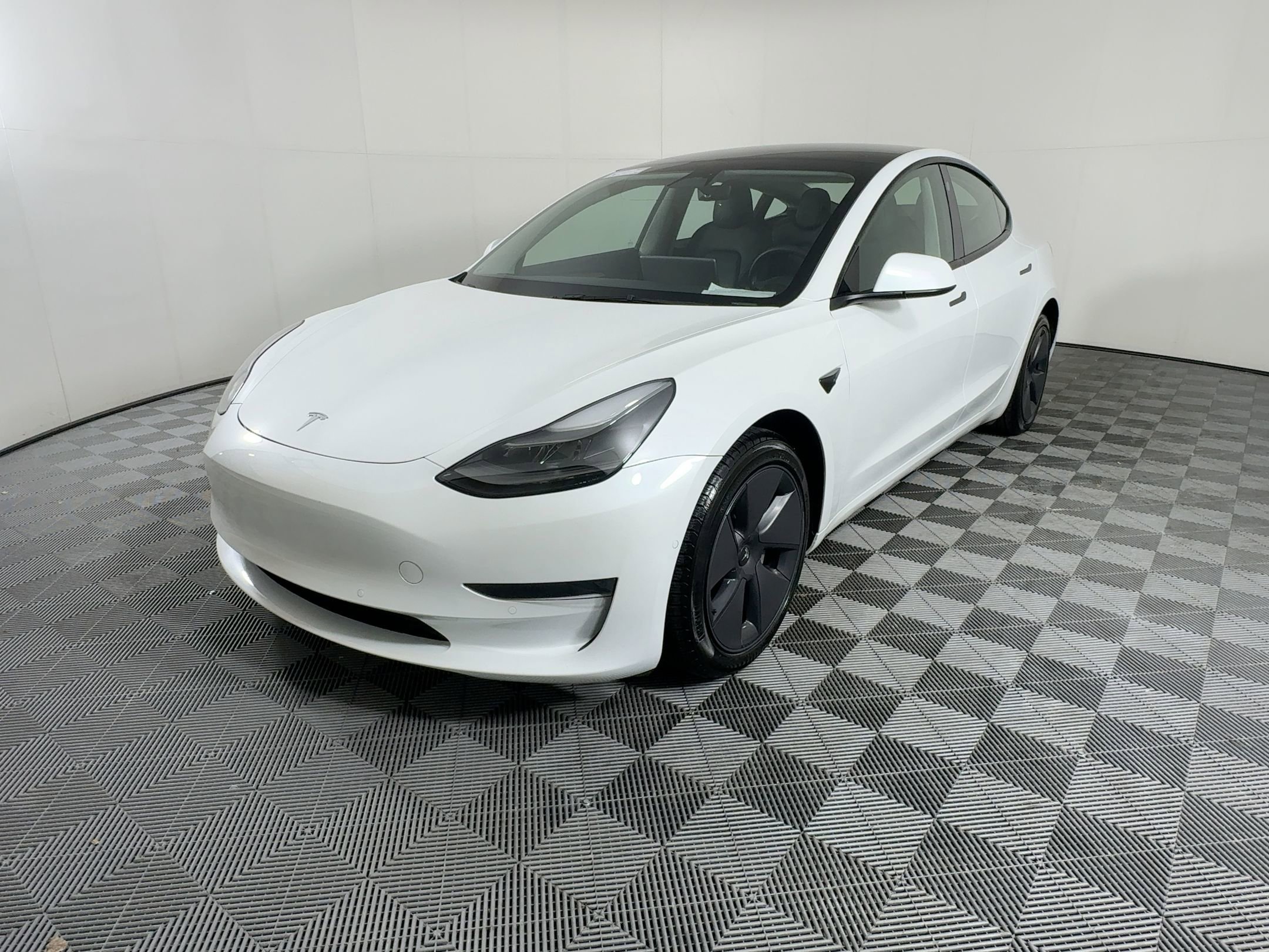 Used 2022 Tesla Model 3 Standard Range image 1